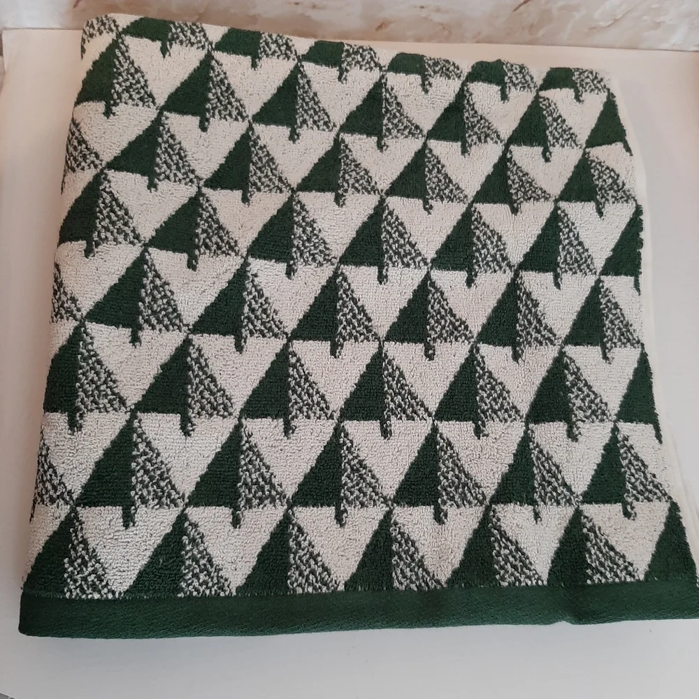 *West Elm Modern Pine Tree Jacquard Bath Towel (1 Towel)